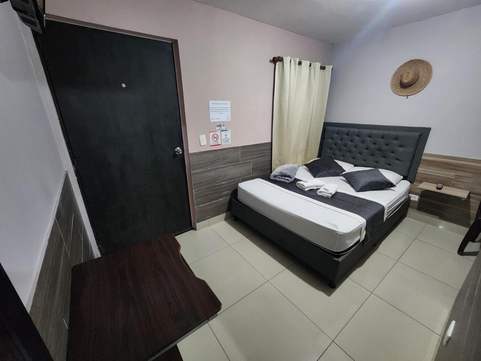 Hotel Medellin Calasanz Екстериор снимка